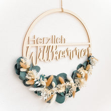 Lade das Bild in den Galerie-Viewer, Holzkranz „Herzlich Willkommen“