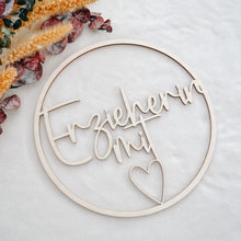 Lade das Bild in den Galerie-Viewer, Holzkranz Hebamme | Erzieherin | Fotografin