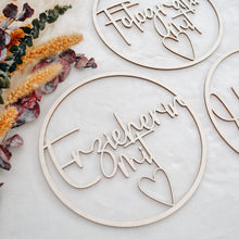 Lade das Bild in den Galerie-Viewer, Holzkranz Hebamme | Erzieherin | Fotografin