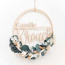 Lade das Bild in den Galerie-Viewer, Holzkranz Familie "NAME" (personalisiert)