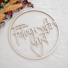 Lade das Bild in den Galerie-Viewer, Holzkranz Hebamme | Erzieherin | Fotografin