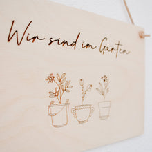 Lade das Bild in den Galerie-Viewer, Holzschild "Wir sind im Garten"