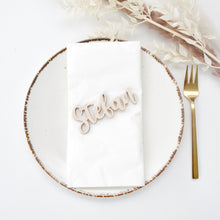 Lade das Bild in den Galerie-Viewer, Platzkarte aus Holz NAMEN (personalisiert)