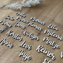 Lade das Bild in den Galerie-Viewer, Platzkarte aus Holz NAMEN (personalisiert)