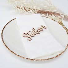 Lade das Bild in den Galerie-Viewer, Platzkarte aus Holz NAMEN (personalisiert)