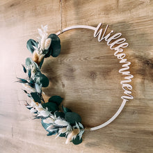 Lade das Bild in den Galerie-Viewer, Holzkranz "Willkommen" inkl. Trockenblumen