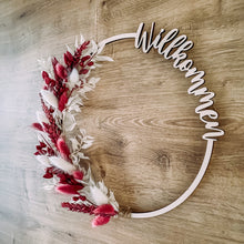 Lade das Bild in den Galerie-Viewer, Holzkranz "Willkommen" inkl. Trockenblumen
