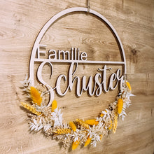 Lade das Bild in den Galerie-Viewer, Holzkranz Familie "NAME" (personalisiert)