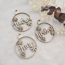 Lade das Bild in den Galerie-Viewer, Weihnachtskugeln - Anhänger aus Holz (personalisiert)