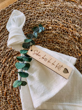 Lade das Bild in den Galerie-Viewer, Anhänger Platzkarte aus Holz „Schön, dass du da bist!“